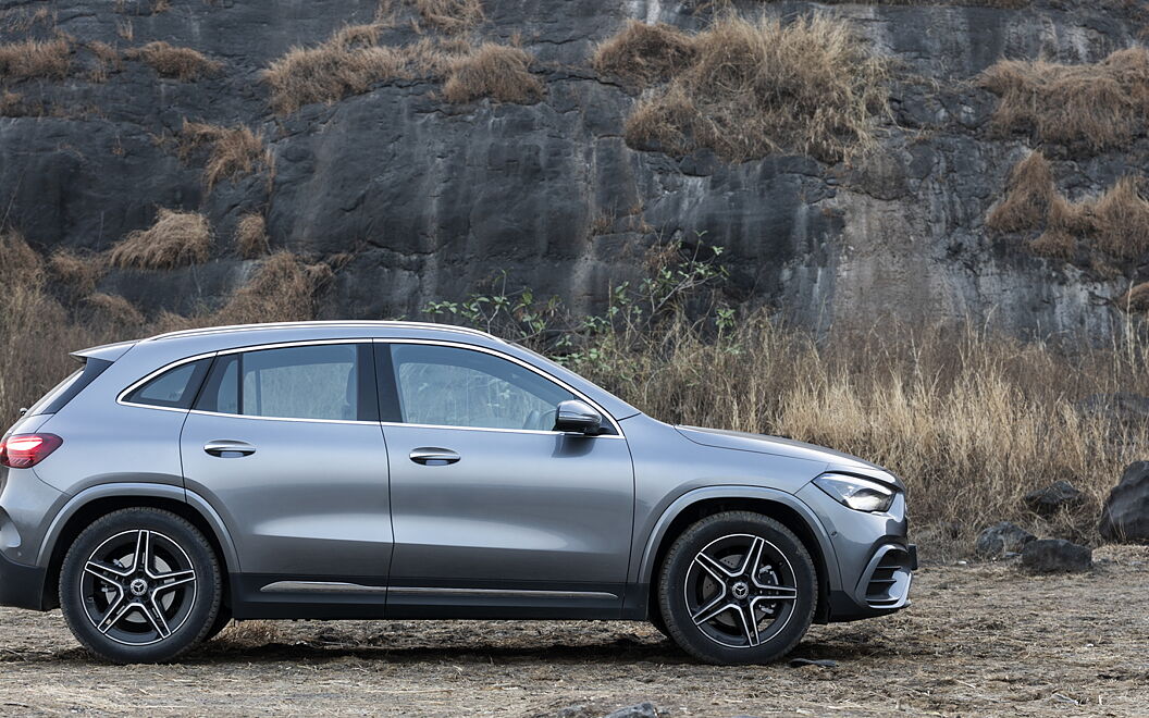 Mercedes-Benz GLA Right View