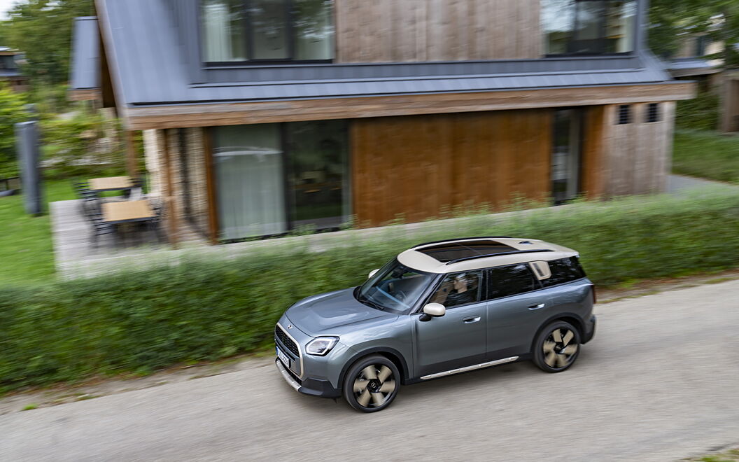 MINI Countryman Electric Front Left View