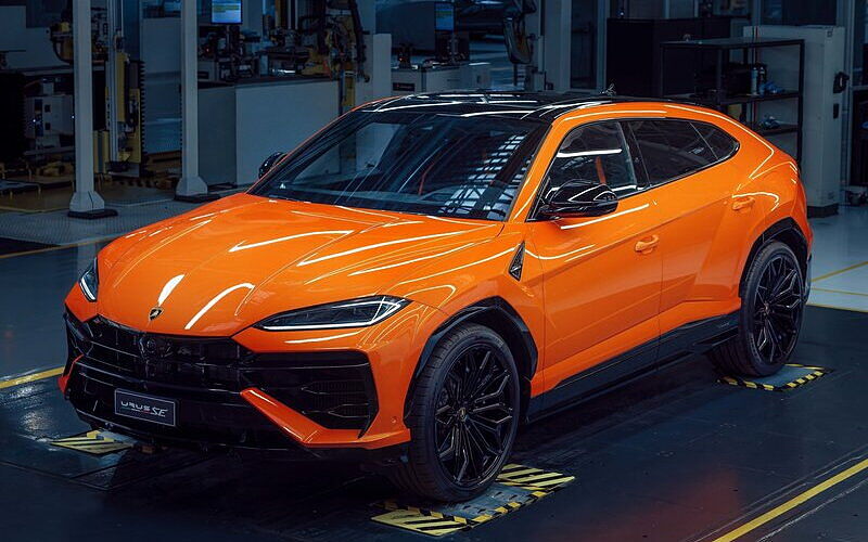 Lamborghini Urus SE Front Left View