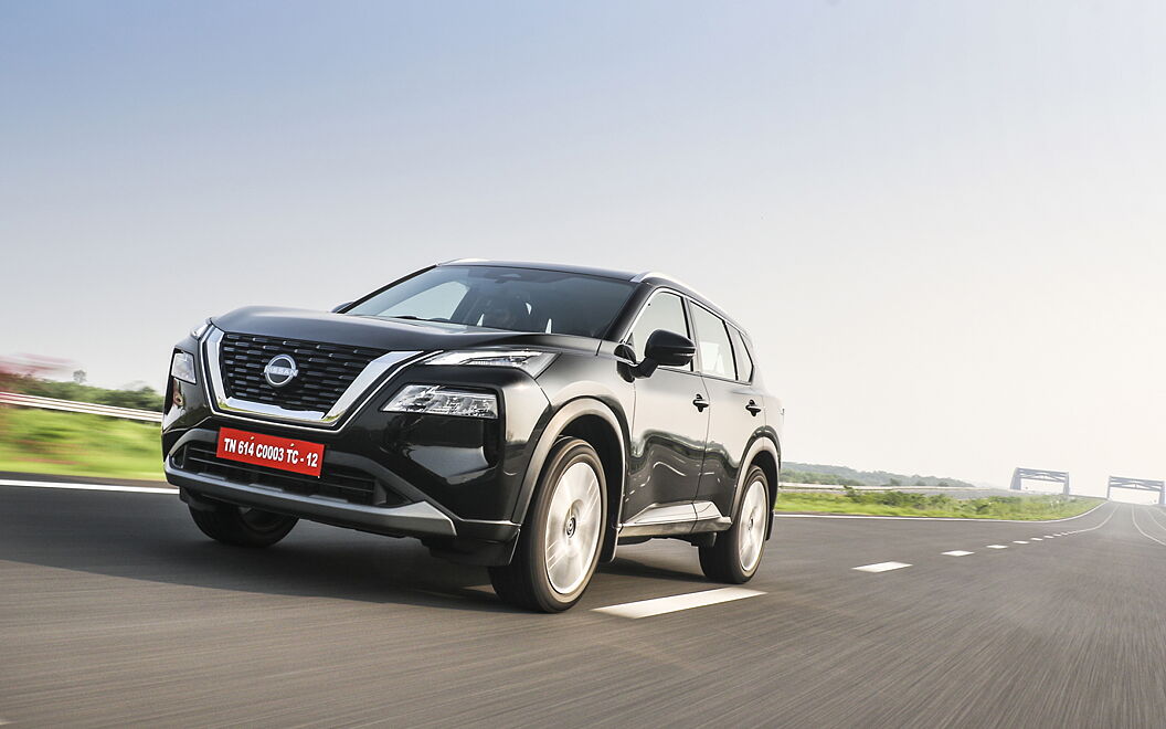 Nissan X-Trail Front Left View