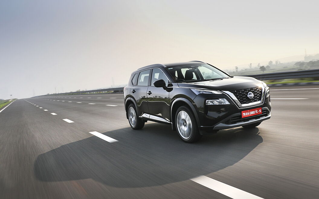 Nissan X-Trail Front Right View