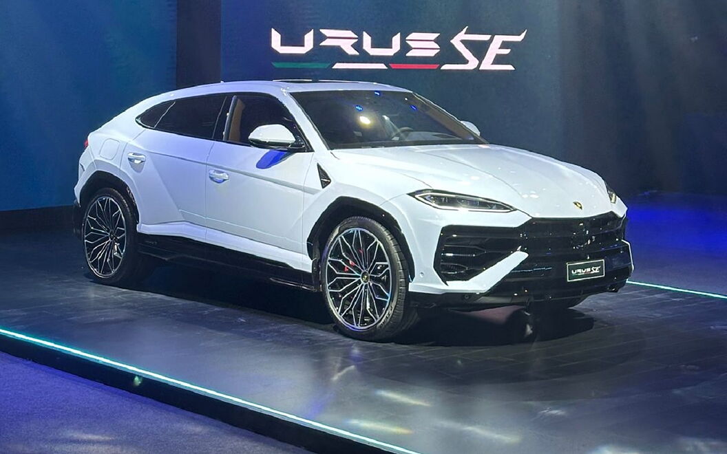 Lamborghini Urus SE Front Left View