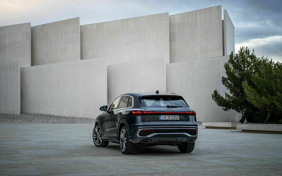 Audi New Q5 third-gen Rear Left View