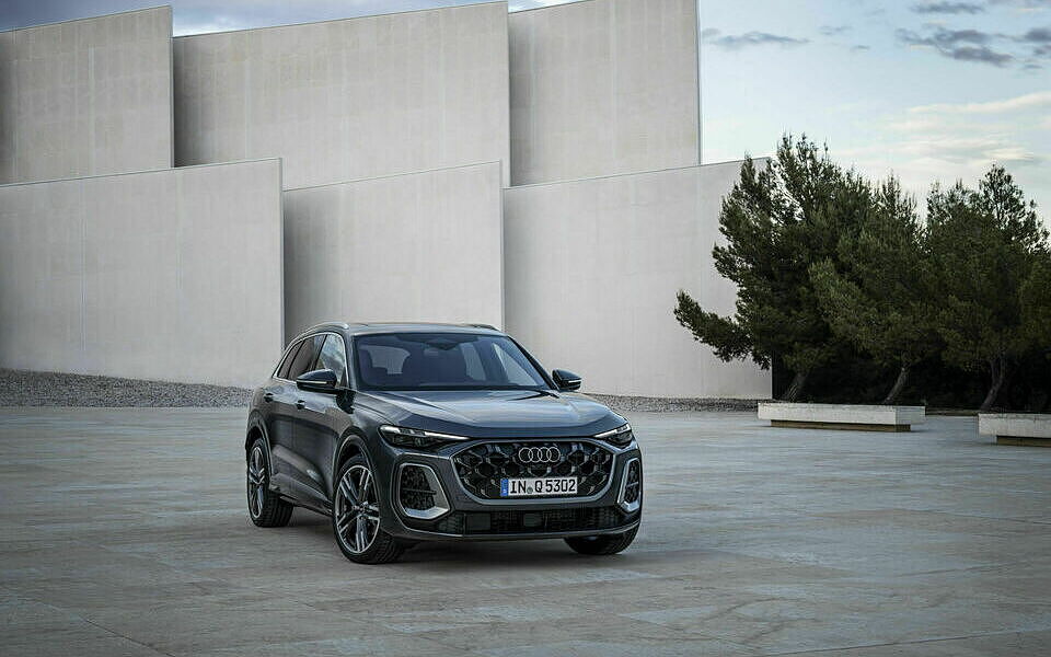 Audi New Q5 third-gen Front Right View