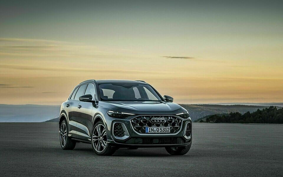 Audi New Q5 third-gen Front Right View