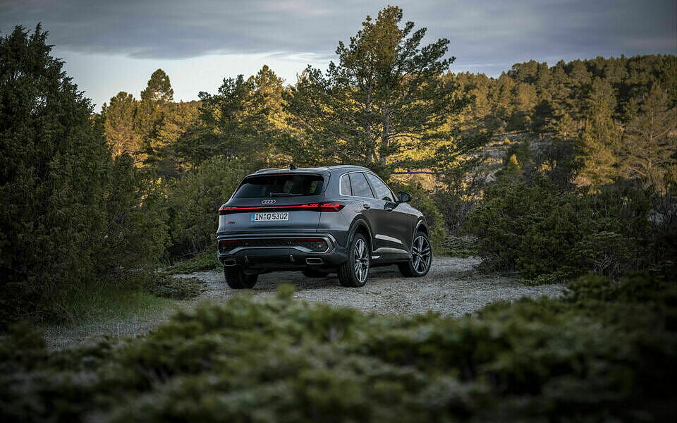 Audi New Q5 third-gen Right Rear View