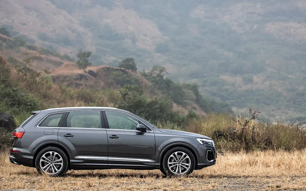 Audi Q7 Right View