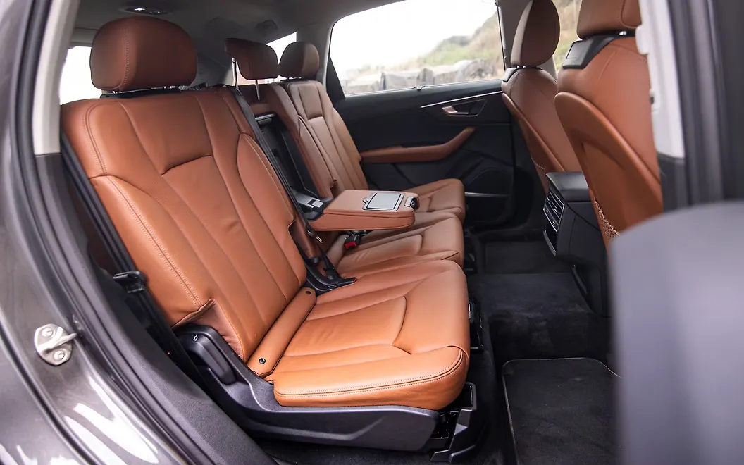Audi Q7 Arm Rest in Last Row Seats