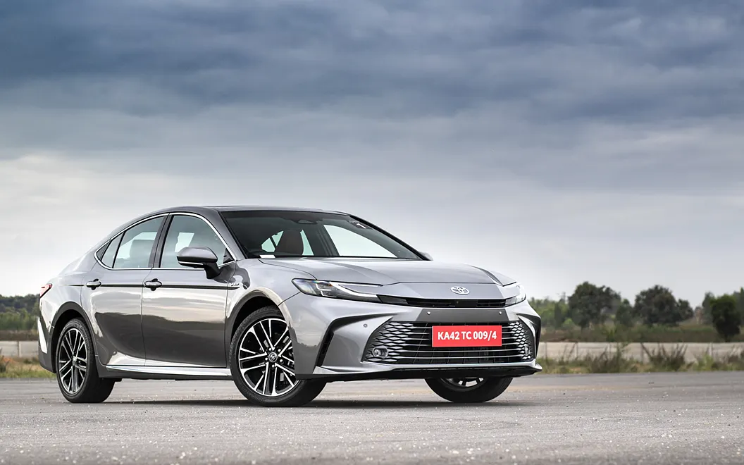 Toyota Camry Front Right View