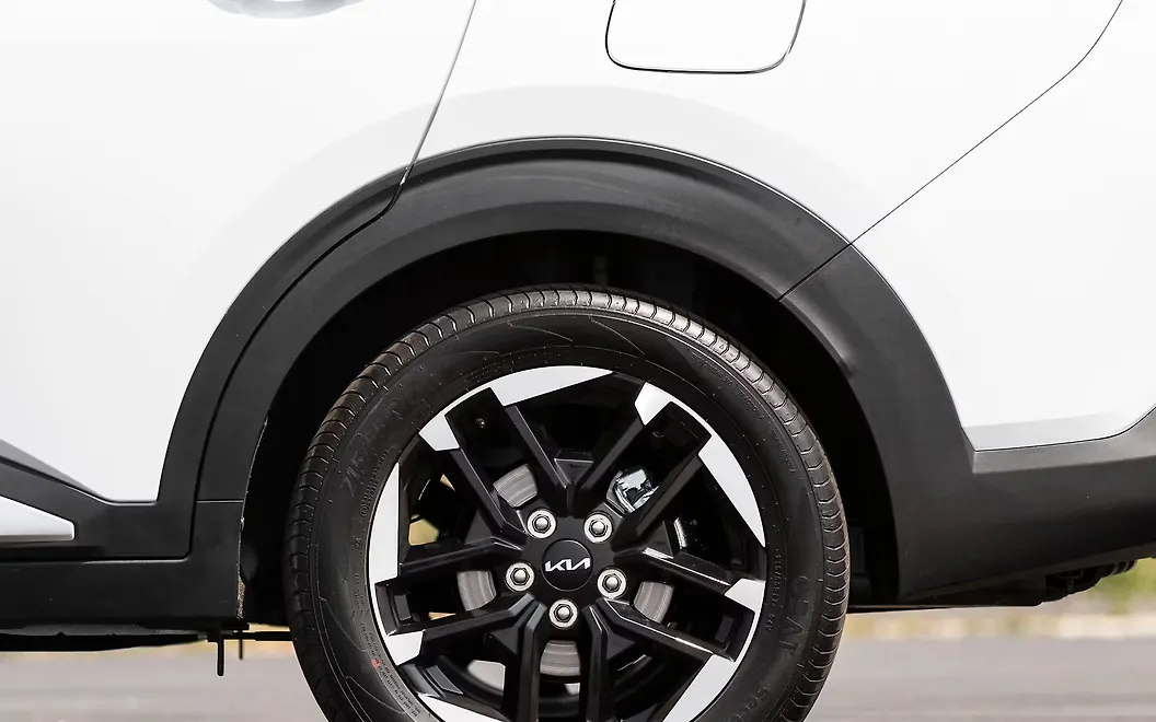 Kia Carens Clavis Rear Wheel