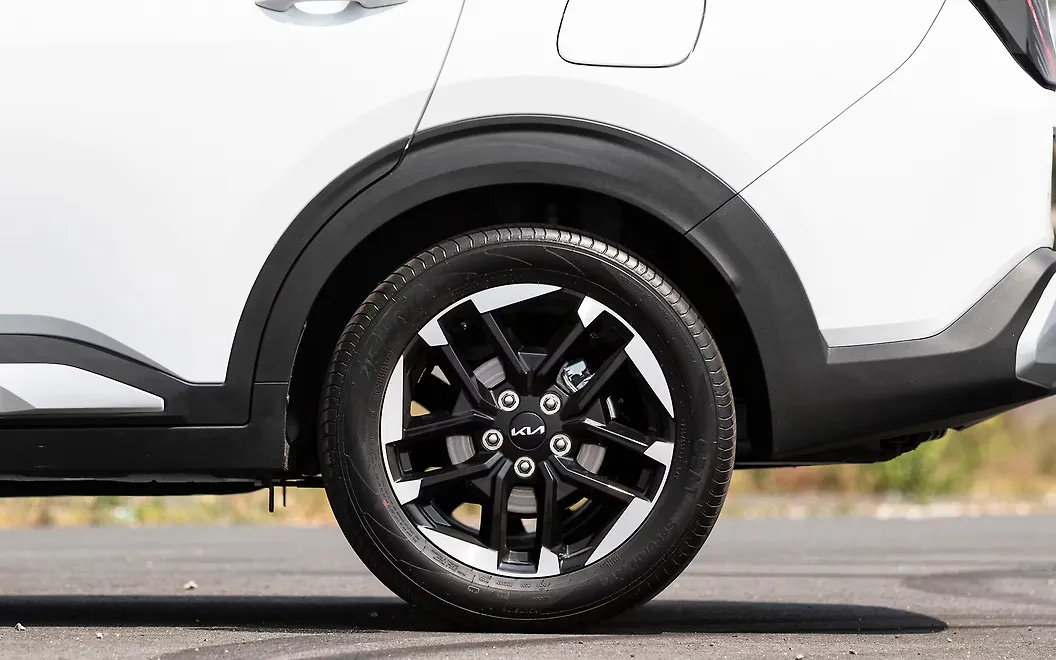 Kia Carens Clavis Tyre