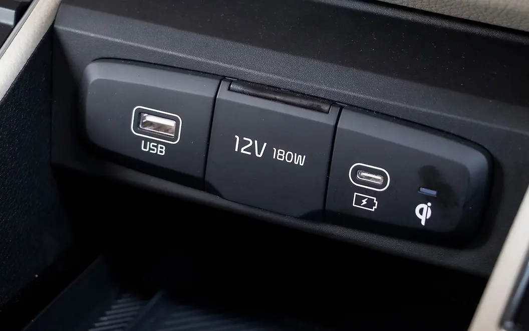 Kia Carens Clavis USB / Charging Port