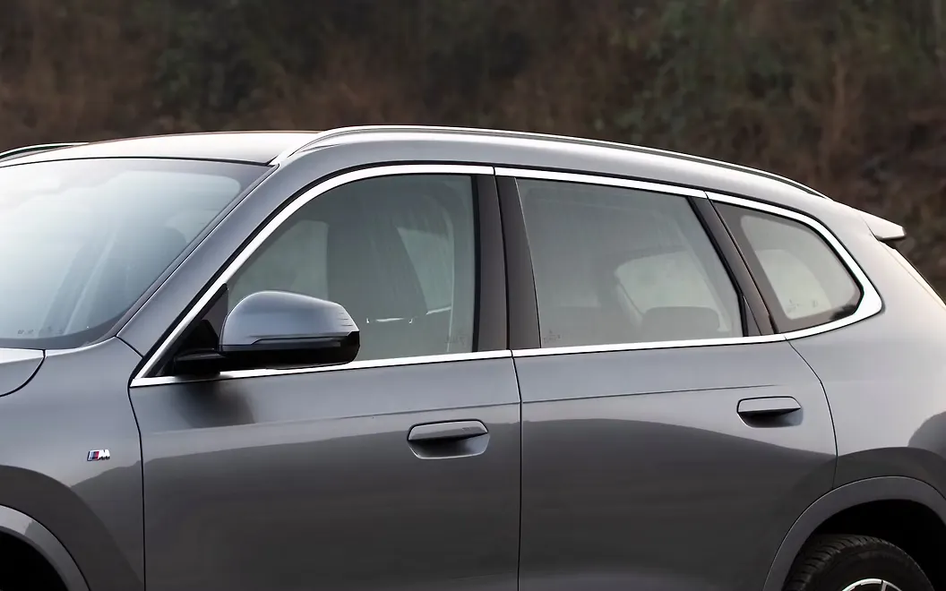 BMW iX1 LWB Side Top