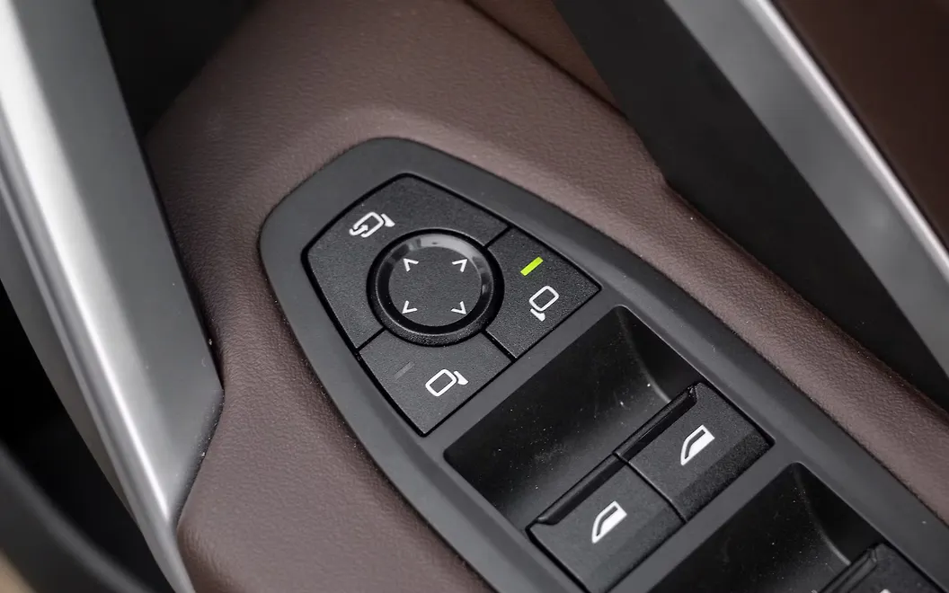 BMW iX1 LWB ORVM Controls