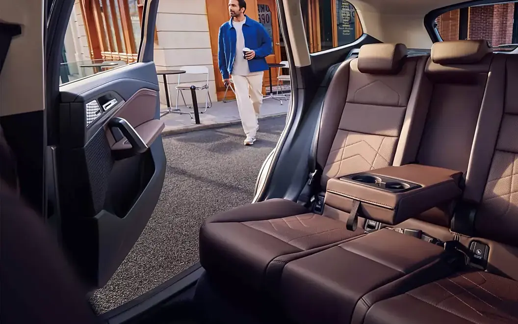 iX1 LWB Rear Passenger Seats