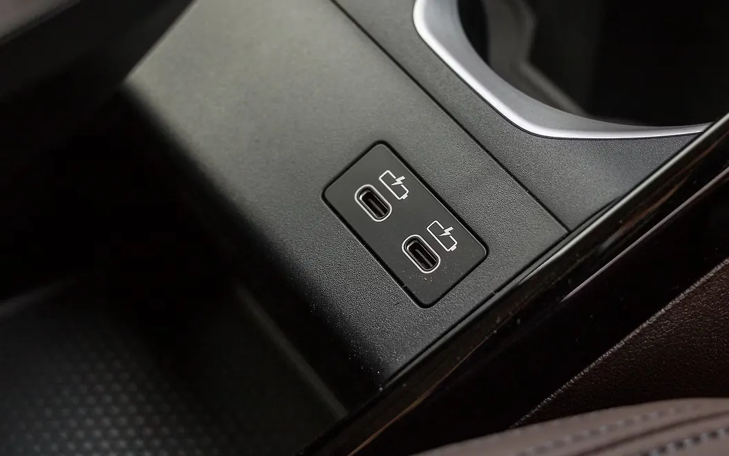 BMW iX1 LWB USB / Charging Port