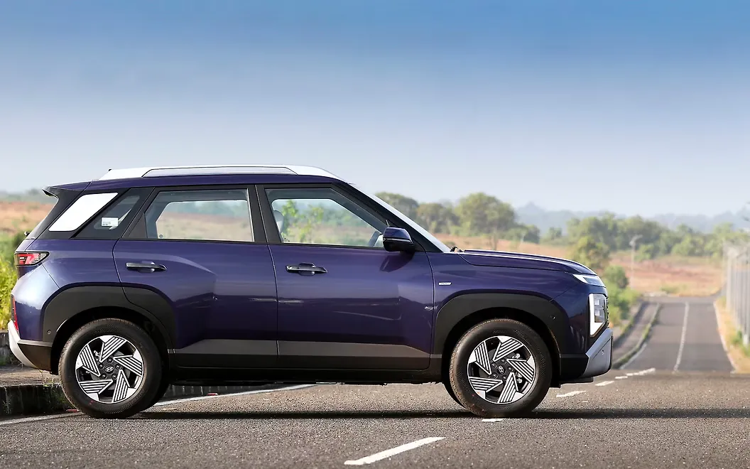 Hyundai Venue Right View