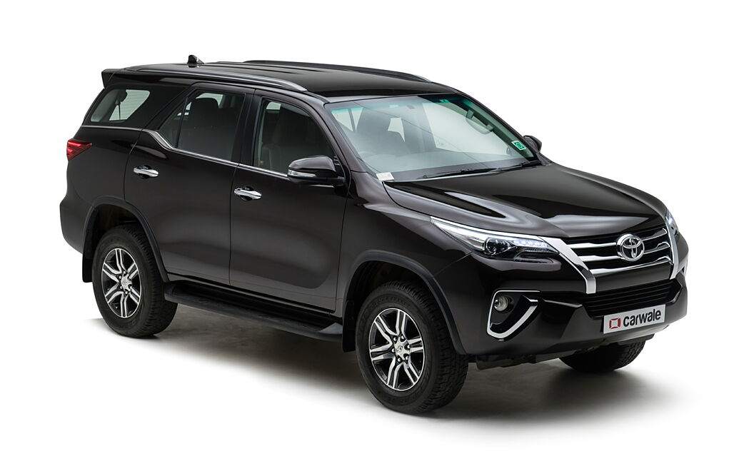Toyota Fortuner [2016-2021] Front Right View