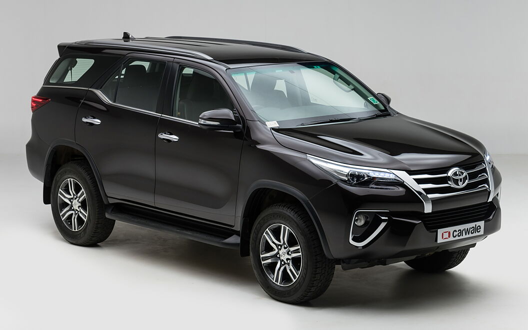 Toyota Fortuner [2016-2021] Front Right View