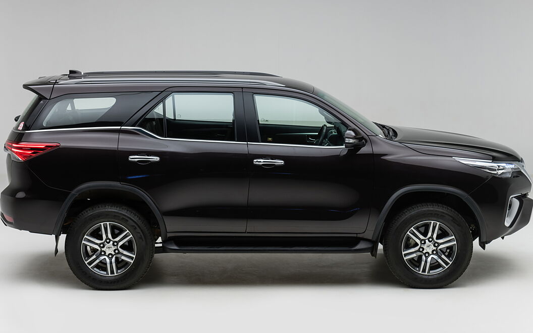 Toyota Fortuner [2016-2021] Right View