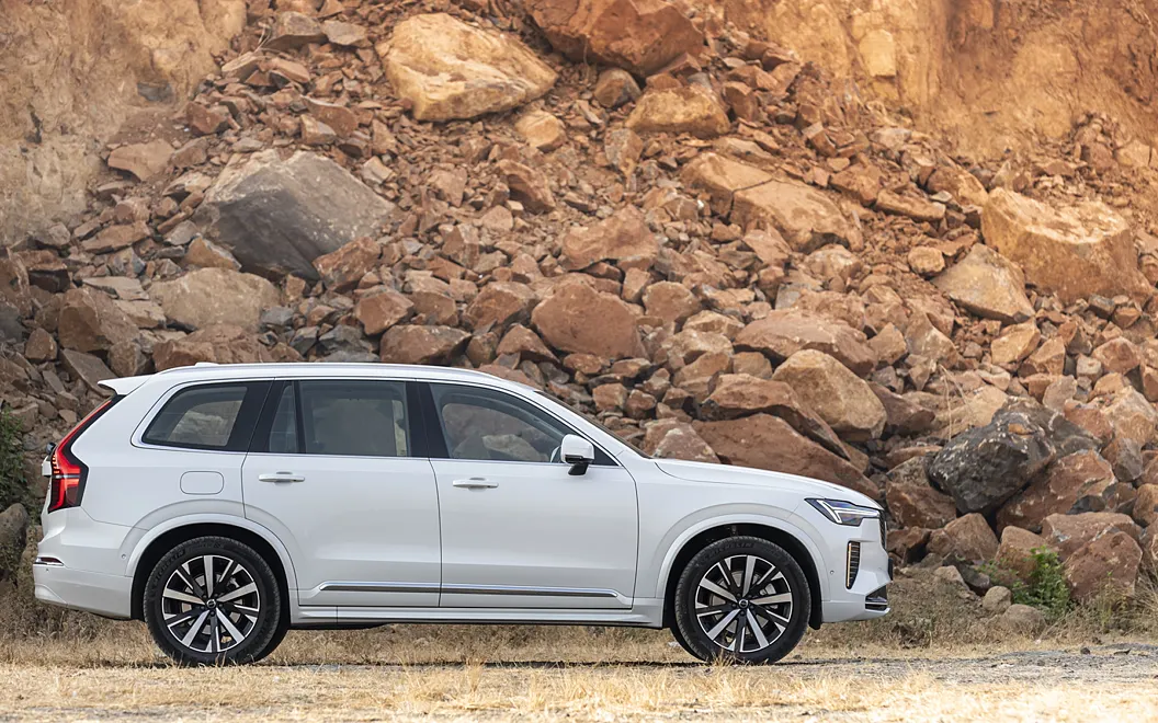 Volvo XC90 Right View