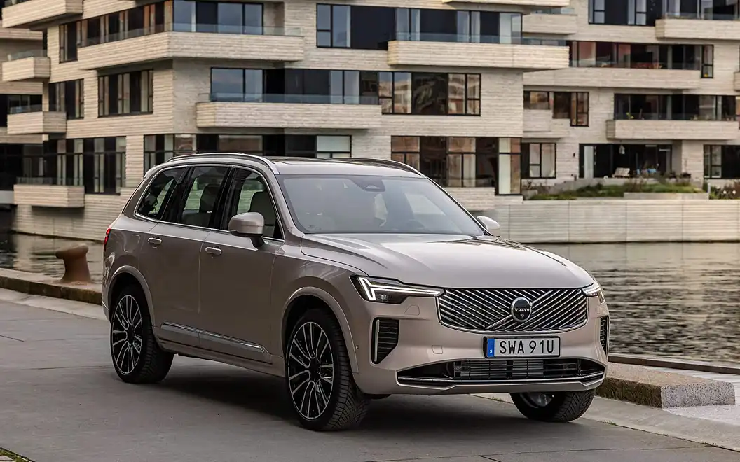 Volvo XC90 Front Right View