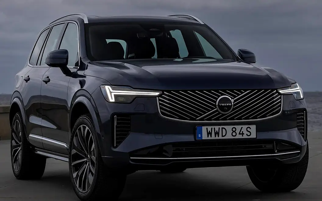 Volvo XC90 Front Right View