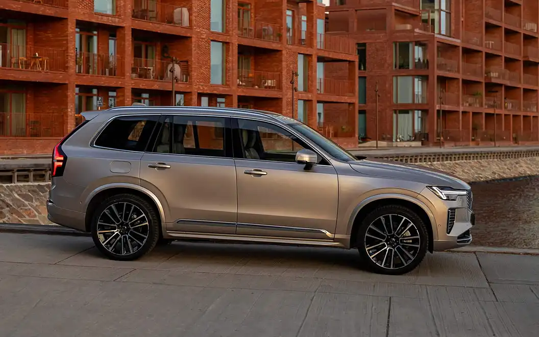 Volvo XC90 Right View