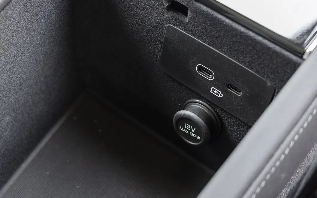 Volvo XC90 USB / Charging Port