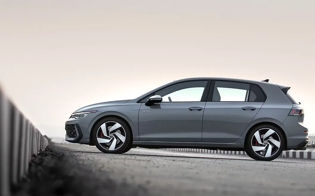Volkswagen Golf GTI Right View