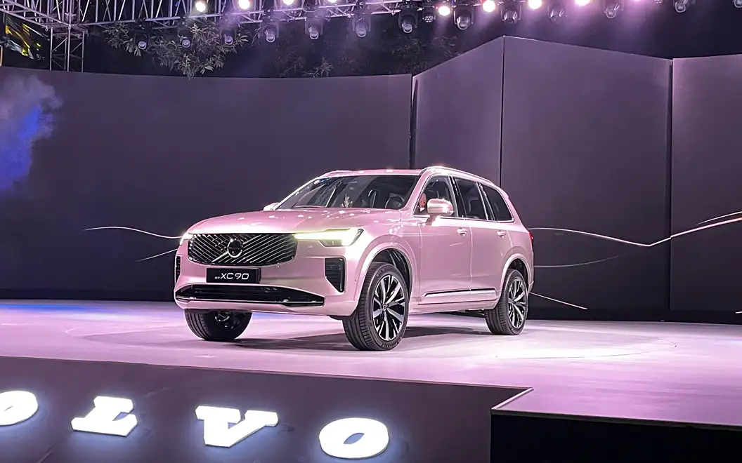 Volvo XC90 Front Left View