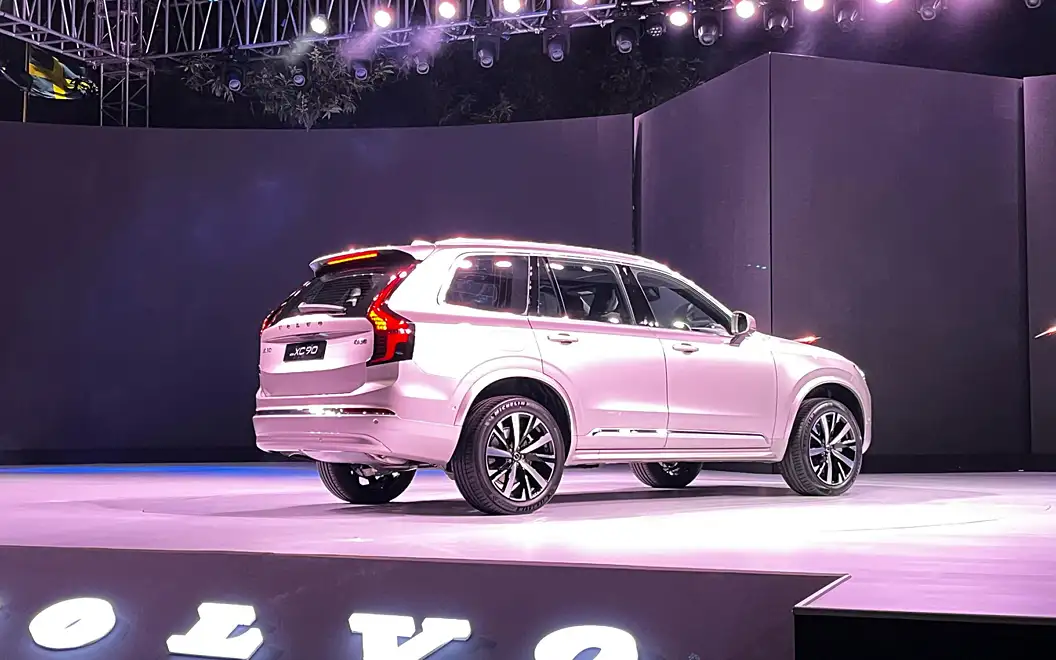 Volvo XC90 Right Rear View