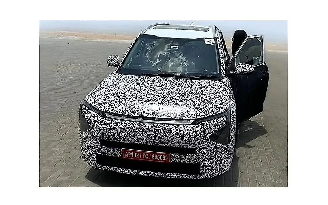 Kia Carens Clavis Front View
