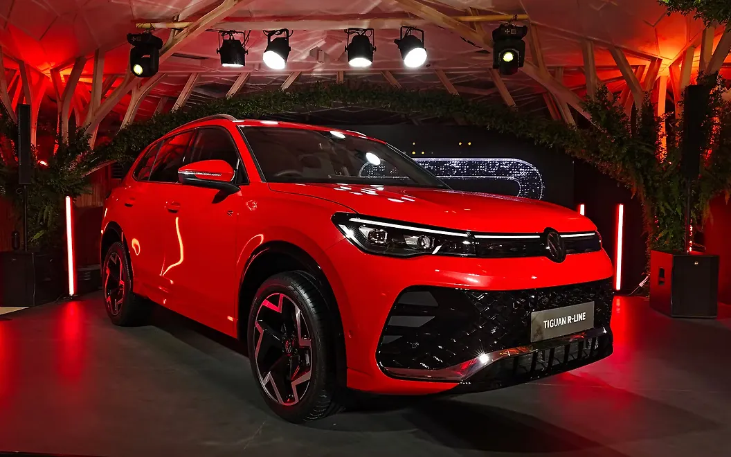 Volkswagen Tiguan R-Line Front Right View
