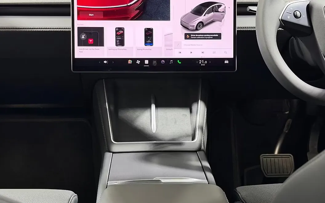 Tesla Model Y USB / Charging Port