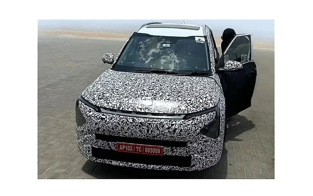 Kia Carens Clavis Front View