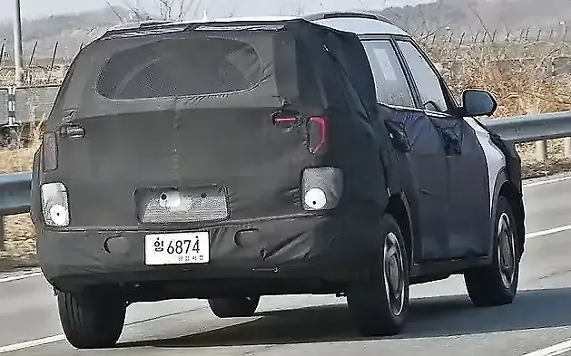 Kia Carens Clavis Right Rear View