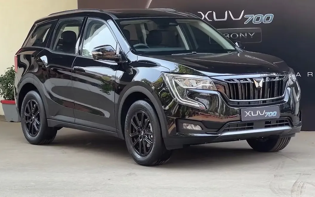 Mahindra XUV700 Front Right View