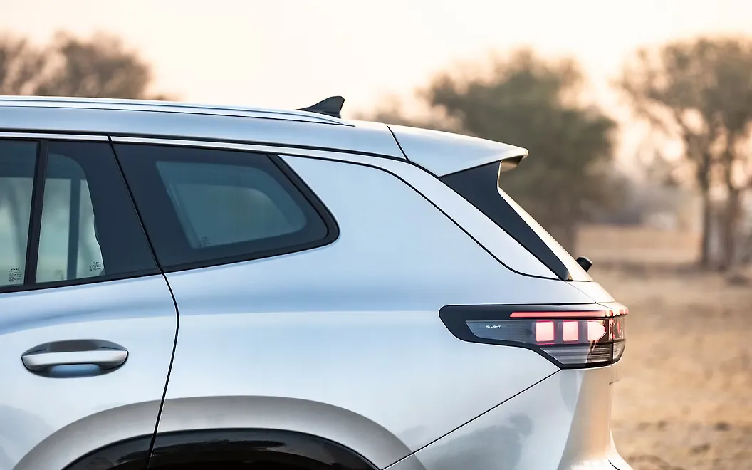 Volkswagen Tayron R-Line Side Rear View