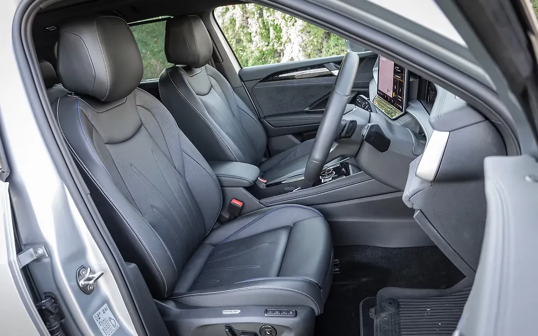 Volkswagen Tayron R-Line Front Seats