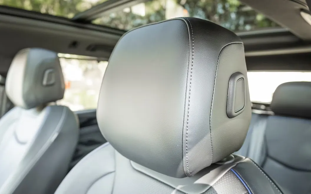 Volkswagen Tayron R-Line Front Seat Headrest