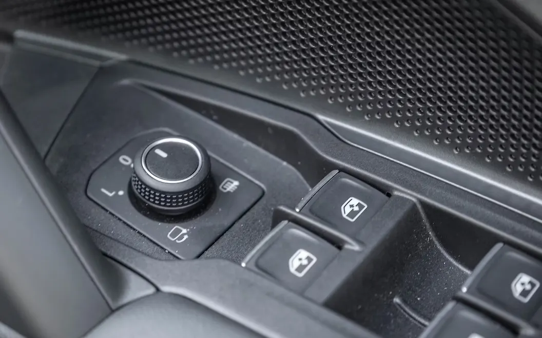 Volkswagen Tayron R-Line ORVM Controls