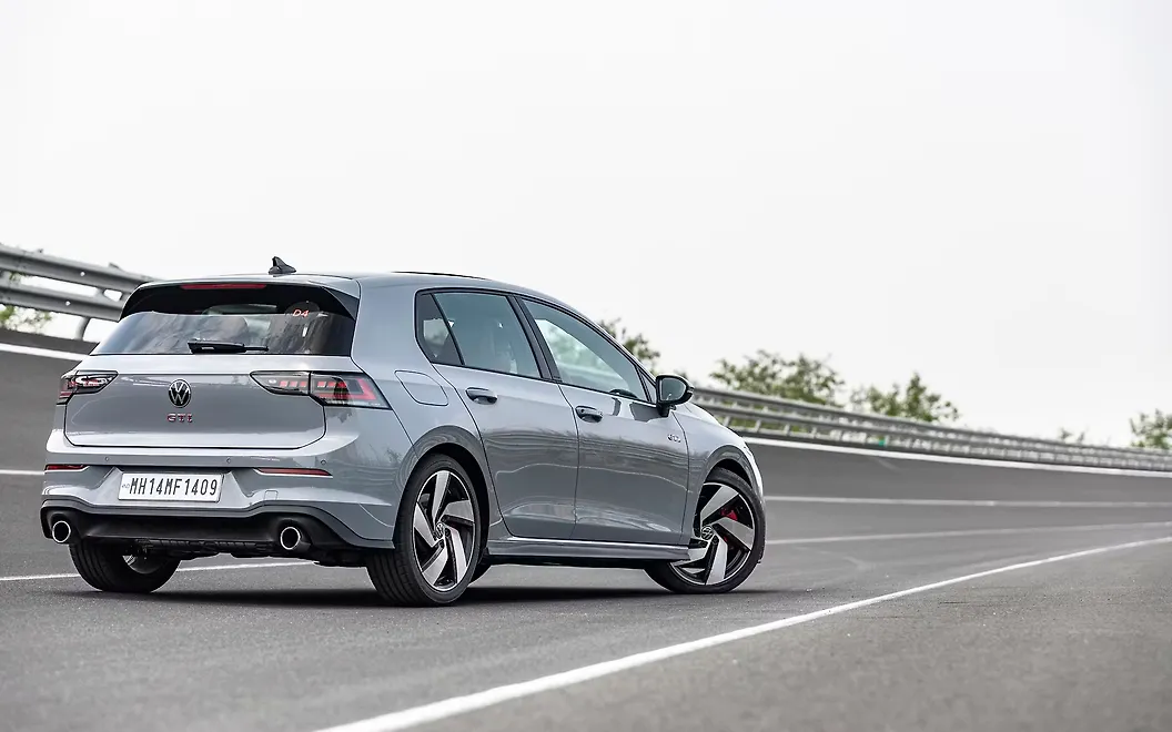 Volkswagen Golf GTI Right View