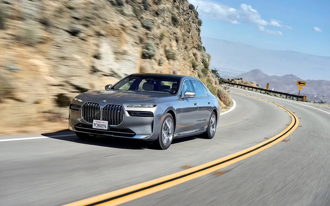 BMW i7 Front Right View