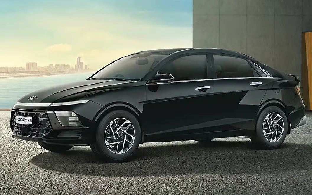 Hyundai Verna Front Left View