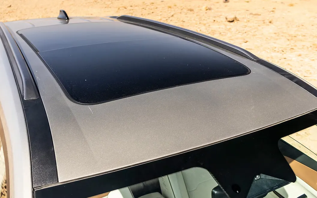 Mahindra XUV 7XO Roof