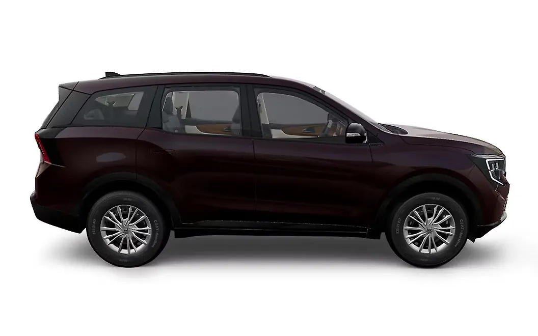 Mahindra XUV 7XO Right View
