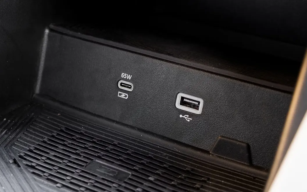 Mahindra XUV 7XO USB / Charging Port