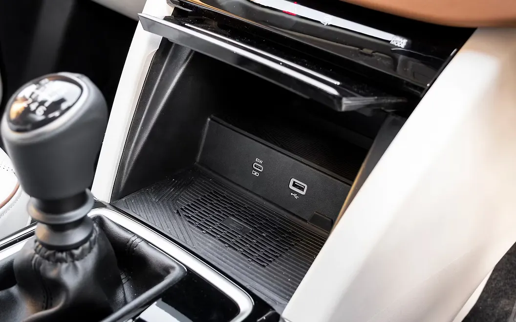 Mahindra XUV 7XO USB / Charging Port