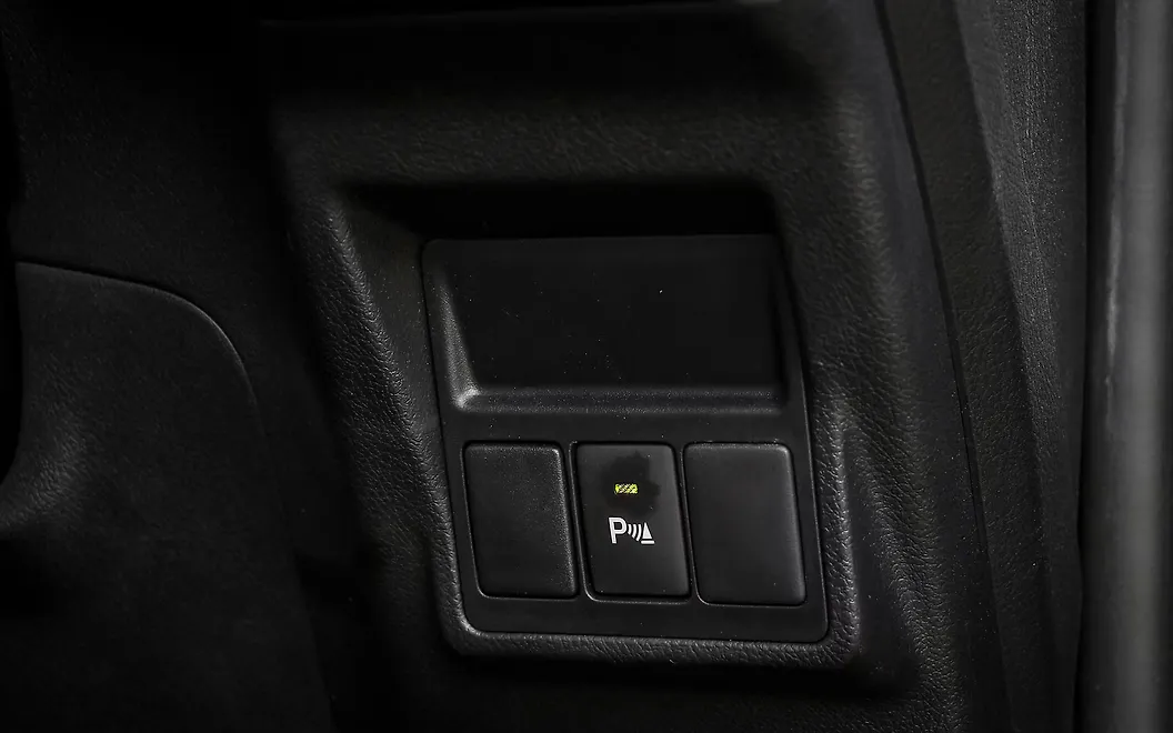 Toyota Innova Crysta [20162020] Steering Mounted Controls Right